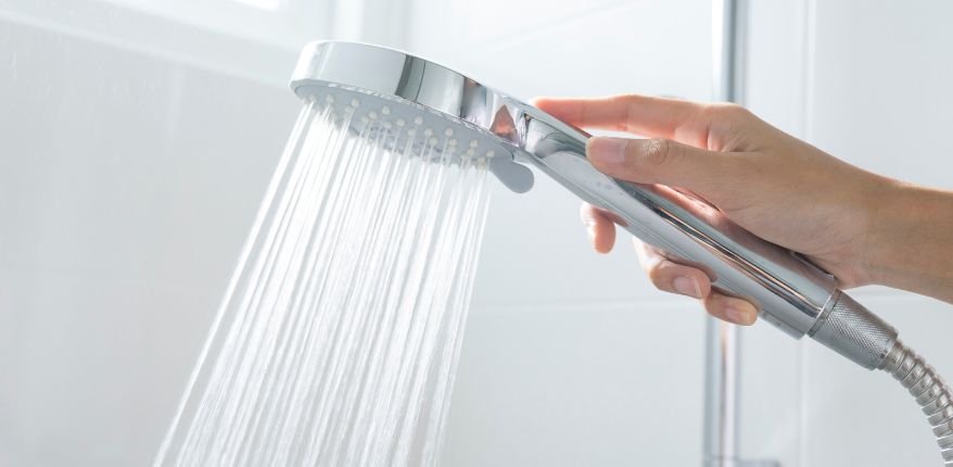 Diyabet hastaları duş alırken ve el yıkarken suyun ısısına dikkat etmeli.