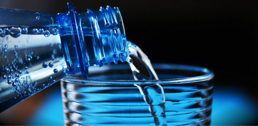 Koronavirüste hareketsiz yaşamda eklem sağlığınız için günde en az 2 litre su tüketin.