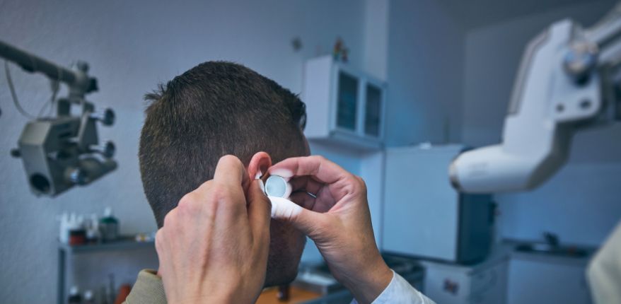 Uzun süre kulak içi kulaklık kullanmak kalıcı işitme kaybına yol açabilir.